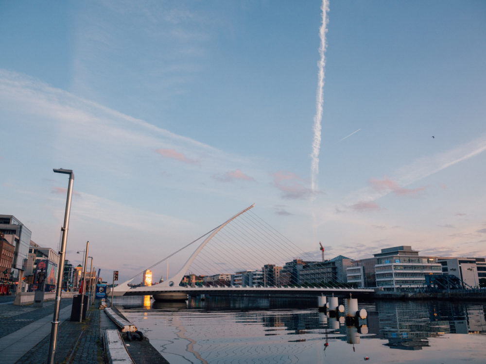 "Samuel Beckett Bridge" w kształcie harfy (która jest symbolem Irlandii)