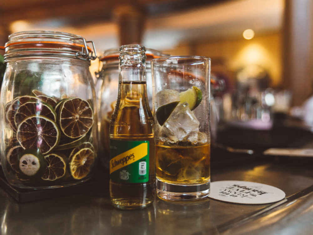 Lokalny drink - whiskey Jameson z Schweppsem, limonką i lodem.